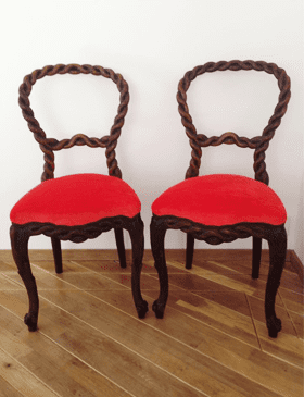 Opnieuw beklede stoelen rood
